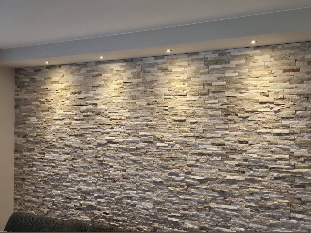 Innenausbau Steinwand Viernheim – Natursteinwand mit indirekter LED-Beleuchtung als Wohnraum-Highlight